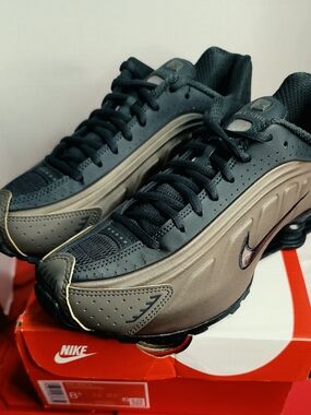 Nike Womens SHOX R4 SIZE 8.5